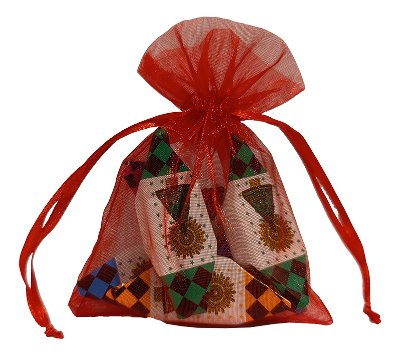 Sachet en organza garni de bonbons, idéal pour un cadeau d'invité